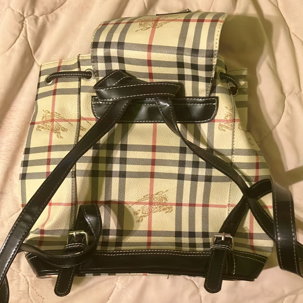 Burberry - Picture 2 of 4